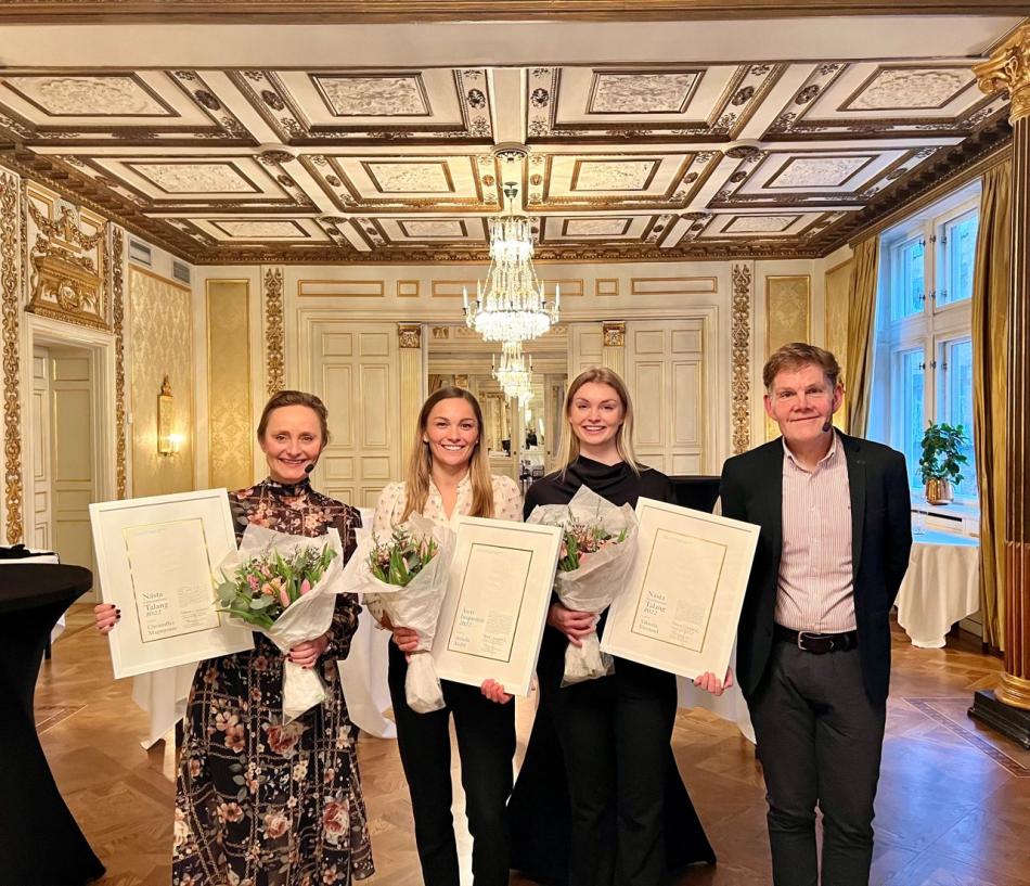 Bild Patricia Seidel Garpedal, ordförande, och Stefan Pärsson, VD, Svenska Försäkringsföreningen och pristagarna