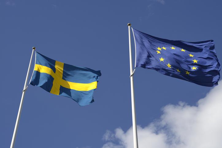 Svensk flagga och EU-flagga